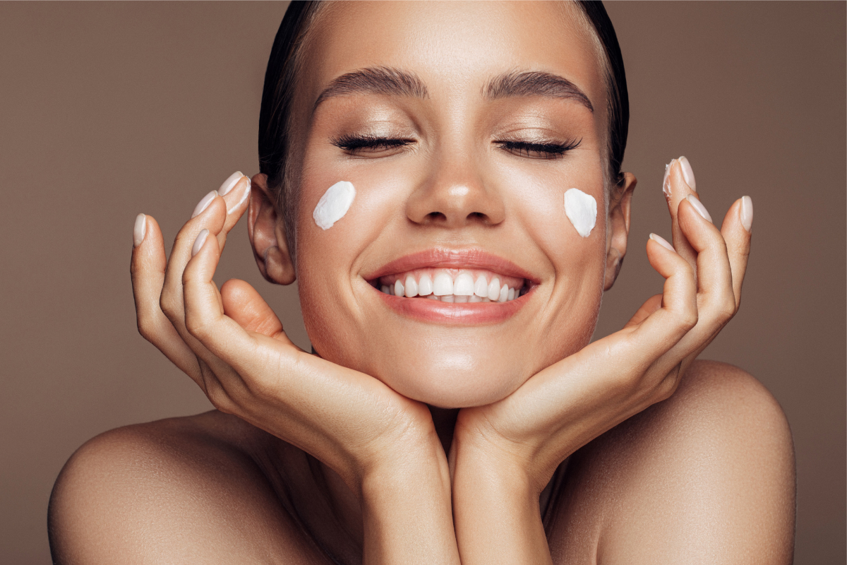 Creme de noapte vs. creme de zi: care sunt diferențele și cum le folosim?