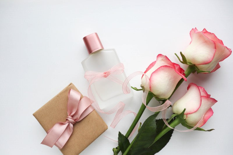 Cum alegi un parfum cadou pentru o femeie fără să dai greș