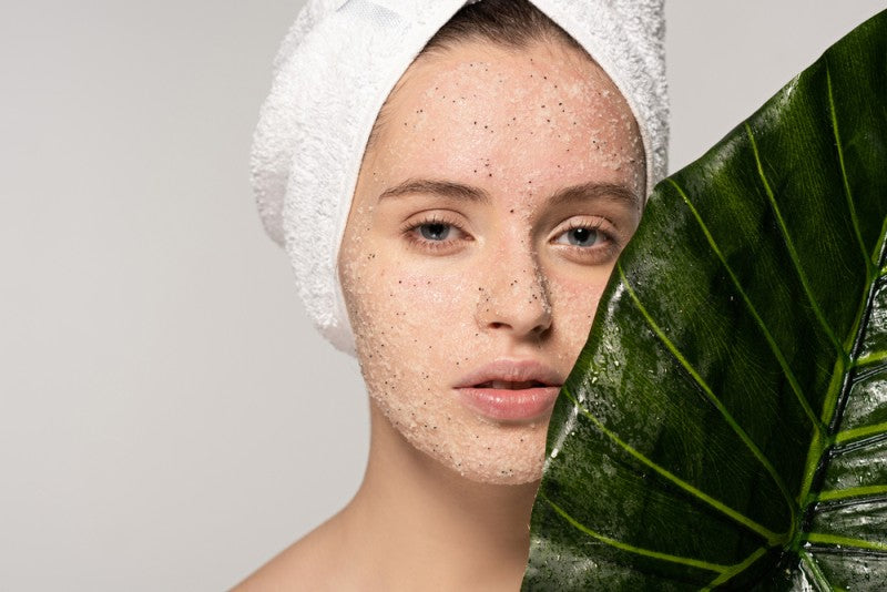 Exfoliere chimică sau mecanică? Ce se potrivește fiecărui tip de ten