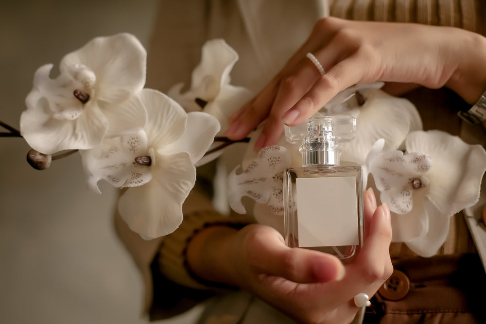 Parfumuri cu note florale vs. parfumuri cu note fructate: ce ți se potrivește?