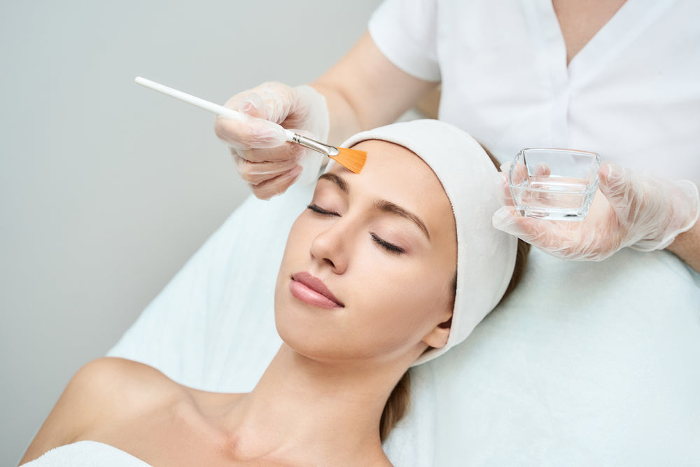 Peeling-ul chimic: ce este, cum funcționează și ce beneficii aduce pielii tale?