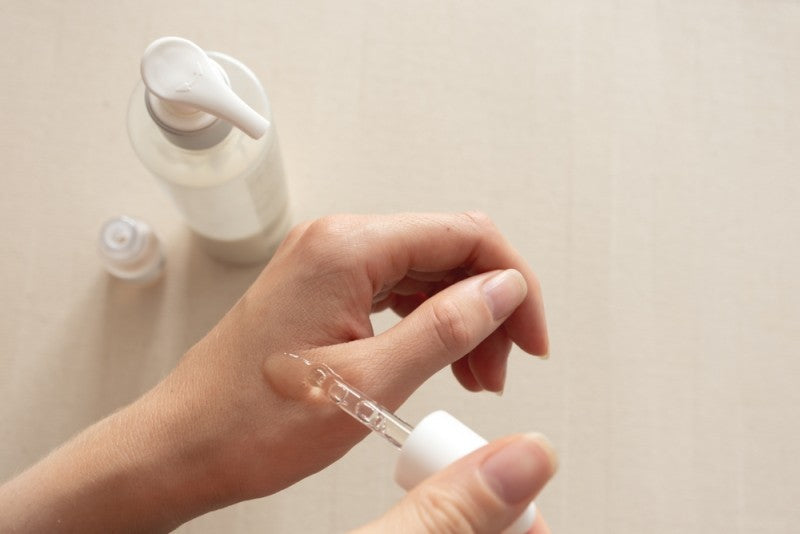 Serumuri cu vitaminele A și C: beneficiile pentru întinerirea pielii