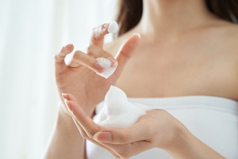 Spumă de curățare vs. gel: ce textură ți se potrivește în funcție de tipul de ten?