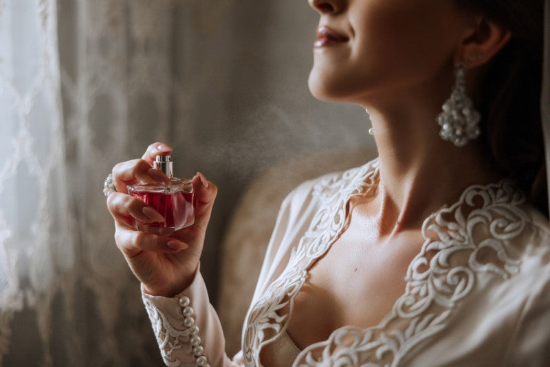 Unde se aplică parfumul? Cele mai bune zone de aplicare pentru o aromă de durată